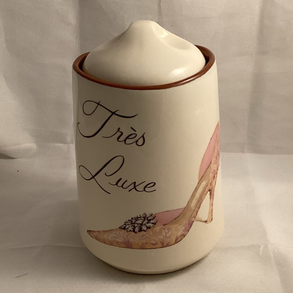 Très luxe ceramic jar with a lid